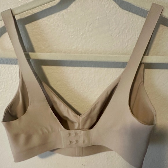 Lululemon Like Nothing Bra
Barely Beige 32DD Seamless Nude $68 Ultralu t shirt - Picture 4 of 8